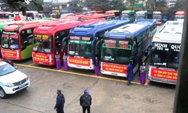 Các phương tiện vận tải hành khách chờ lệnh xuất phát phục vụ hành khách Tết Kỷ Hợi