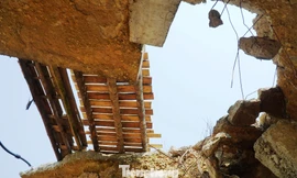 Mố cầu Khe Chai bị vỡ nát, lộ ra các mảng dầm đúc và những kết cấu bê tông có lõi thép nhỏ bé đáng ngờ.