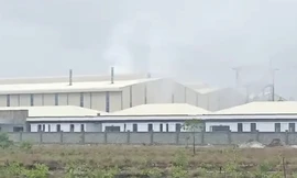Nhà máy men Frit Phú Sơn (huyện Phú Vang, TT-Huế) xả khói thải dày đặc, mù mịt ra môi trường, nhà giàn bị che kín bởi khói thải đậm đặc