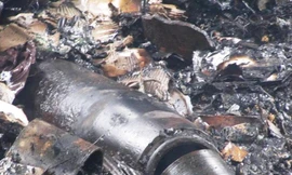 Vỏ bom "khủng" lộ ra sau một vụ cháy kho phế liệu tại phường Thủy Châu, thị xã Hương Thủy.