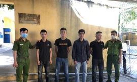 Bốn đối tượng hung hãn xông vào nhà nghỉ chém người xối xả bị Công an thị xã Hương Trà bắt giữ.