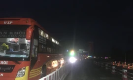 Xe cộ bị kẹt lại trên QL1 phía bắc hầm đường bộ Hải Vân (Thừa Thiên Huế) kéo dài hơn 20 giờ qua, do mưa bão nguy hiểm.