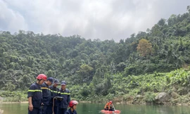 Máy dò tổng hợp của công an hoạt động tại các vùng nước sâu cạnh bãi bồi tìm kiếm người mất tích.