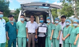 Người nhà bệnh nhân 438 tiếp nhận món quà đặc biệt từ Bệnh viện T.Ư Huế.