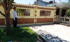 Điểm đấu nối đường quy hoạch là đất công do nhà nước quản lý với Tỉnh lộ 25 hiện bị ông chủ Lê Ngọc Thiện cho xây tường rào bít kín lối vào, biến đất công thành "đất ông"