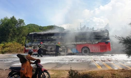 Hiện trường vụ cháy xe giường nằm.