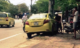 Taxi mất lái leo lên lề, găm thẳng đầu vào trụ điện