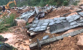 Hệ thống dầm, mái taluy dương chống sạt lở trên đường vào khu du lịch Laguna là công trình tiếp theo thuộc quản lý của Ban Quản lý KKTCN tỉnh TT-Huế bị hư hỏng, tan nát, sau công trình dự án đường đi bộ trị giá hơn 170 tỷ tại Lăng Cô.