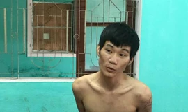 Đối tượng Đức vẫn còn biểu hiện phê thuốc sau khi bị dẫn giải tại trụ sở công an. Ảnh: T.Hòe