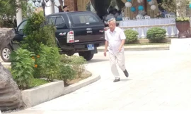 Chiếc xe công đặc dụng có thiết bị phát tín hiệu ưu tiên này của lực lượng kiểm lâm là do Hạt trưởng và Hạt phó Kiểm lâm thị xã Hương Thủy, TT-Huế, sử dụng đến dự lễ cưới tại huyện Phú Lộc trưa 27/3/2018