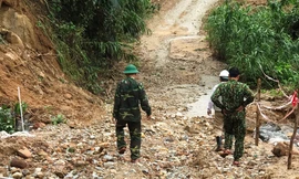 VIDEO: Gần 100 người trở lại hiện trường, tìm kiếm nạn nhân mất tích Rào Trăng