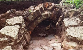 Tại cụm di tích lăng vua Đồng Khánh đã xuất lộ nhiều công trình kiến trúc nguyên bản và hé lộ rất nhiều thông tin quý giá