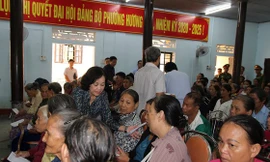 Trưởng ban Dân vận Trung ương Trương Thị Mai thăm, chia sẻ khó khăn với bà con vùng thiên tai TT-Huế. Ảnh: SGGP