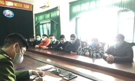 Công an lấy lời khai nhóm đối tượng giả công ty tài chính lừa đảo qua mạng chiếm đoạt hàng tỷ đồng.