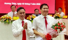 Ông Nguyễn Thanh Minh (bìa phải) vừa được bầu giữ chức Chủ tịch UBND thị xã Hương Thủy (tỉnh TT-Huế).