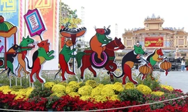 Mùa Xuân xứ Huế với những hình tượng chuột của năm Canh Tý và muôn hoa tươi khoe màu.