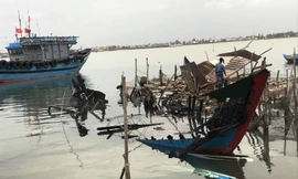 Hiện trường chiếc tàu cá bị cháy rụi lúc rạng sáng rồi chìm trong nước. (Ảnh: Nguyên Hà)