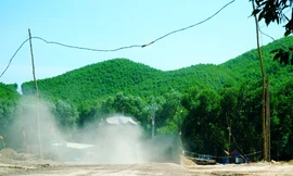 Xe quá tải phục vụ dự án cao tốc Cam Lộ - La Sơn gây nguy hiểm và ô nhiễm môi trường thường xuyên trên Tỉnh lộ 15.