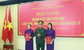 Công bố, trao quyết định tuyển dụng quân nhân chuyên nghiệp cho vợ của hai liệt sĩ hy sinh khi làm nhiệm vụ cứu hộ, cứu nạn tại Rào Trăng 3, Thừa Thiên-Huế.