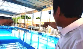 Ông Nguyễn Văn Đấu, Giám đốc Trung tâm Văn hóa - Thông tin thị xã Hương Thủy, mô tả khu vực xảy ra vụ việc (ảnh Infonet)