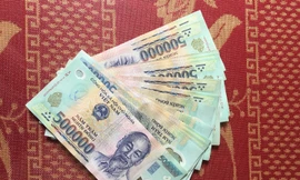 Một lượng lớn tiền do anh Huy nhặt được tại cây ATM