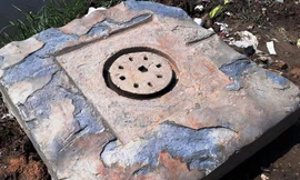 Hiện vật bằng đá hình khối, nghi là cổ vật có từ thời xa xưa thuộc nền văn hóa Chăm pa