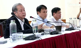 Tại buổi họp báo, ông Phan Ngọc Thọ (bìa trái), Chủ tịch UBND tỉnh Thừa Thiên Huế cho biết, tỉnh này đã kịp thời cách ly 12 hành khách đi cùng chuyến bay với nữ bệnh nhân thứ 17 nhiễm Covid-19.