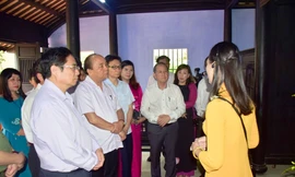 Thủ tướng Nguyễn Xuân Phúc và các thành viên đoàn công tác thăm Nhà lưu niệm Bác Hồ ở 112 Mai Thúc Loan (phường Thuận Lộc, thành phố Huế) 