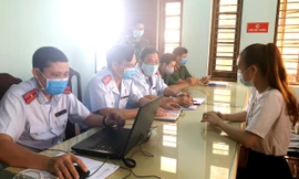 Bà V.N.H.U. (SN 1994, trú đường Trường Chinh, phường Xuân Phú, TP Huế, nghề nghiệp buôn bán tự do). Bà H.U đã bị xử phạt hành chính 10 triệu đồng về hành vi cung cấp thông tin sai sự thật trên mạng xã hội.