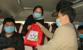 Thầy giáo Lê Đình Phùng, Phó hiệu trưởng Trường Đại học Nông lâm Huế, lên tận xe ô tô tặng quà và tiễn sinh viên về quê đón Tết. Ảnh: Hữu Phúc (baothuathienhue.vn)