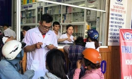 Người dân tại Huế đổ xô đi mua khẩu trang sau thông tin một bệnh nhân tại Đà Nẵng mắc COVID-19.