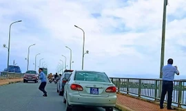 Đoàn xe biển số xanh dừng trên cầu Nhật Lệ 1, tỉnh Quảng Bình vào sáng 29/9; đi trong đoàn xe này có Thứ trưởng Nguyễn Đình Toàn. (ảnh: Vietnamnet)