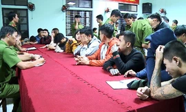 Công an kiểm tra, lấy lời khai các thanh niên sử dụng ma túy tại quán karaoke