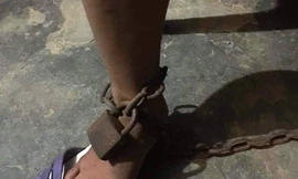 Hình ảnh chị G. bị chồng dùng xích và khóa sắt trói vào cột nhà gây phẫn nộ