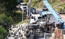 Điều động cần cẩu hạng nặng đến hiện trường để cầu xe bồn gặp nạn ra khỏi vực.