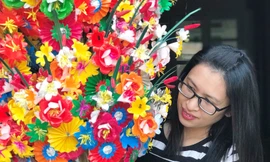 Nghề sản xuất ra loại hoa giấy để dùng cho việc tâm linh ngày Tết này có lịch sử trên dưới 300 năm. Ngày nay, hoa giấy còn phục vụ cho du lịch.