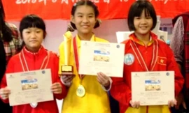 Kỳ thủ nhí Võ Nguyễn Quỳnh Như (bìa phải) vừa giành HCB cờ tướng thế giới (nguồn internet)