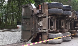 Cô dâu, chủ rể chết khiếp khi xe hoa suýt bị ô tô tải đè nát