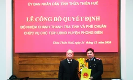 Chủ tịch UBND tỉnh Thừa Thiên Huế Phan Ngọc Thọ trao quyết định bổ nhiệm ông Lương Bảo Toàn giữ chức vụ Chánh Thanh tra tỉnh (bìa phải).