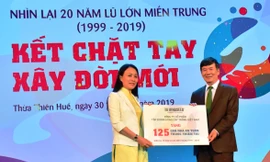 Trao biển tượng trưng tặng nhà an toàn thiên tai cho người dân vùng lũ lụt TT-Huế