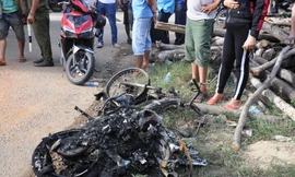 Chiếc xe máy bị thiêu rụi, một người chết cháy sau tai nạn liên hoàn do xe đầu kéo gây ra