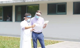 Bác sĩ dặn dò bệnh nhân số 49 trước khi xuất viện.