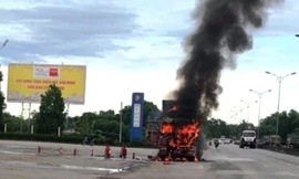 Hiện trường vụ cháy xe đầu kéo. Ảnh Phong Anh