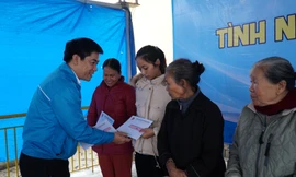 Bí thư Tỉnh Đoàn TT-Huế Trần Gia Công tặng quà, động viên người dân gặp khó khăn ở vùng lũ Quảng Điền.