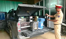 Xe bán tải chở hơn 450 chai rượu ngoại nhập lậu, khi đến địa bàn TT-Huế thì bị phát hiện, bắt giữ