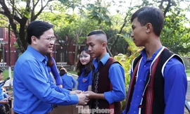 Bí thư Thường trực T.Ư Đoàn, Chủ tịch Hội LHTN Việt Nam Nguyễn Anh Tuấn tặng quà cho học sinh người dân tộc thiểu số tại chặng hai Hành trình "Tôi yêu Tổ quốc tôi" năm 2020 do T.Ư Hội LHTN Việt Nam tổ chức.