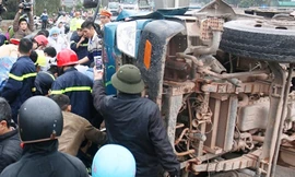 Đập kính cabin xe tải cứu 3 nạn nhân kẹt cứng sau tai nạn