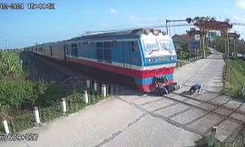 Khoảnh khắc người đàn ông thoát chết trong gang tấc trước đầu tàu hỏa đang lao tới tại Huế. Ảnh cắt từ video