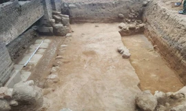 Xuất lộ bậc cấp bằng đá, móng cổng và lối đi lên di tích Hải Vân quan