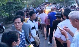 Lòng đường Phan Đình Phùng, Huế, đông nghẹt người chờ lấy phiếu đăng ký tiêm vaccine (ảnh FB)